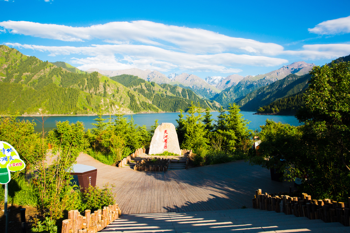 天山天池镶嵌在天山的一颗明珠落入凡间的仙界瑶池