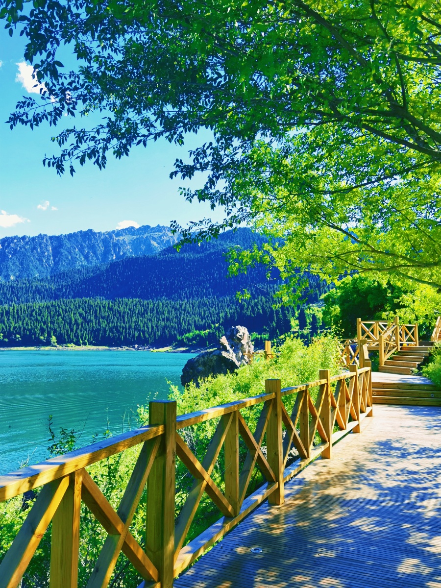 天山天池镶嵌在天山的一颗明珠落入凡间的仙界瑶池