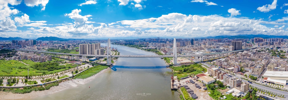 蓝天下的揭阳大桥全景