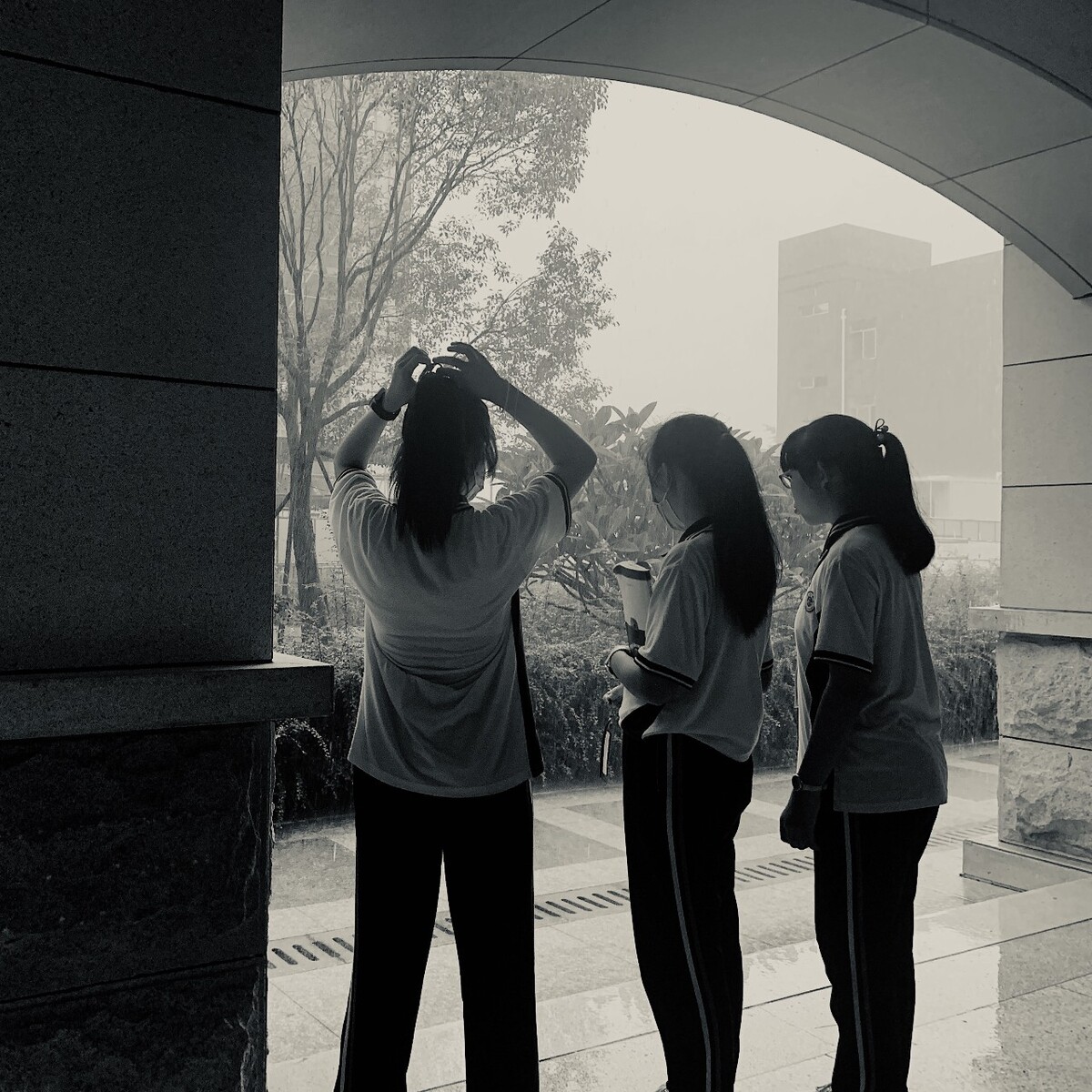 观雨的女孩