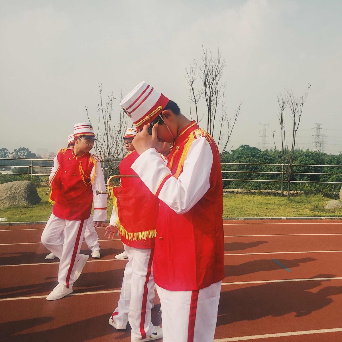低头少年