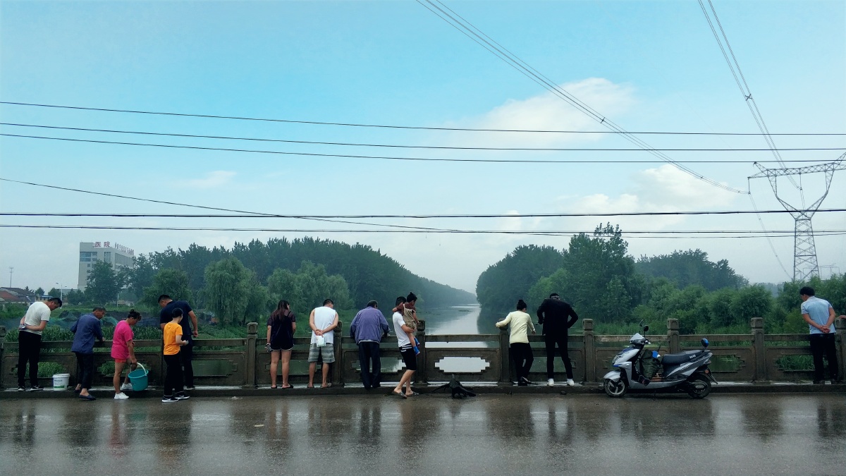 回来路过的桥上好多人在看别人钓鱼