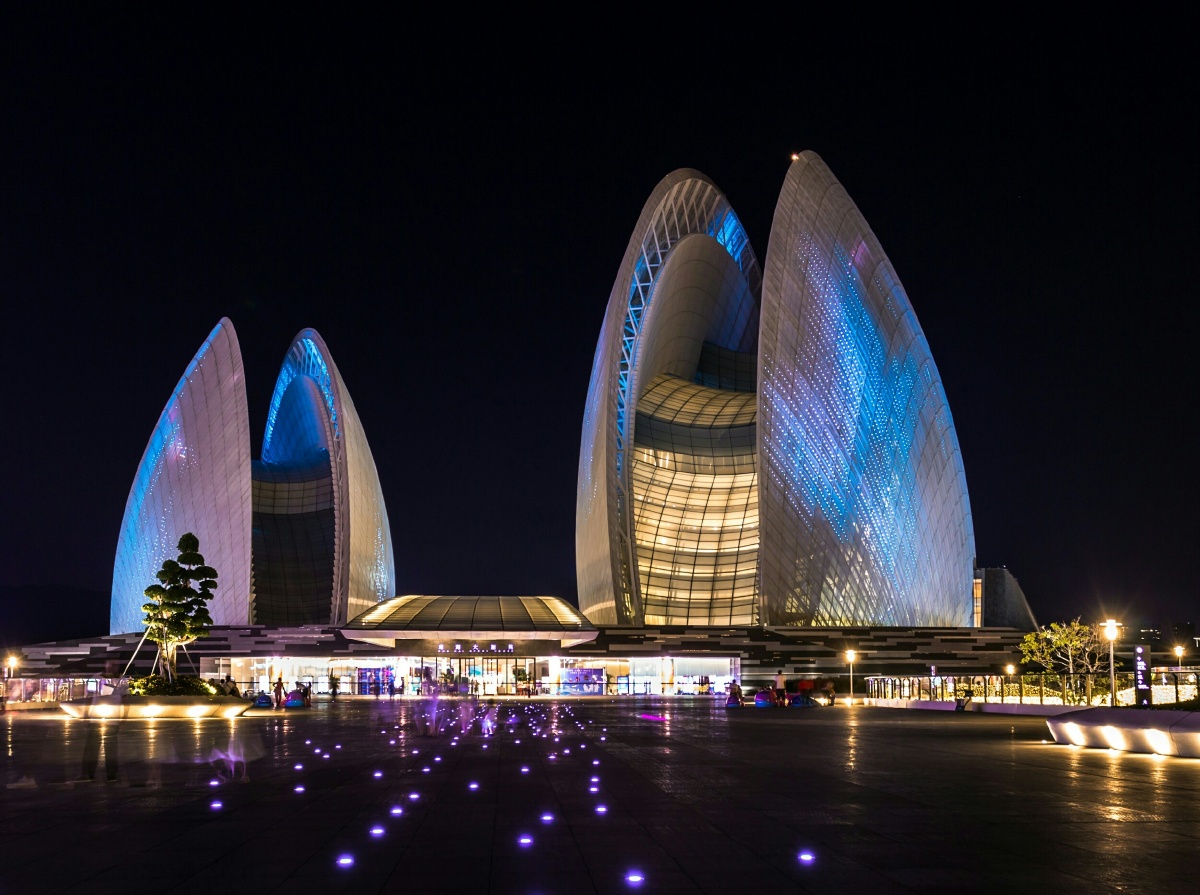 夜幕下的珠海大剧院(日月贝)