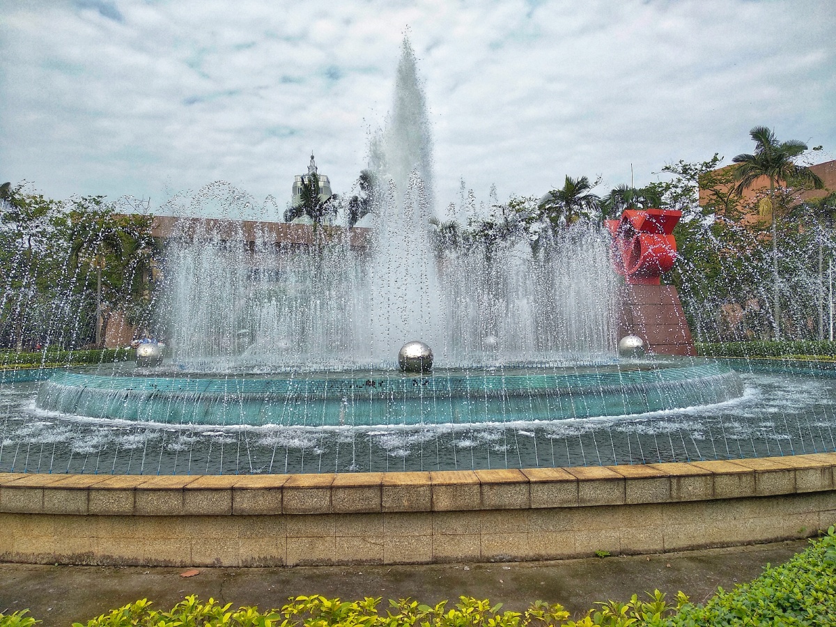 入学,毕业,学校喷水池一年就开放这两天,憧憬,别离,尽在喷水池中.