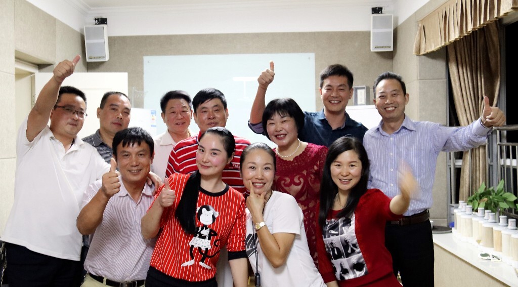寿星:谢娟,<br />
性别:女<br />
职业:教师<br />
星座:天蝎座<br />
出生:一九七七年十月二十日<br />
天蝎座女:<br />
你看到最角落独自小酌的大美妞?她们永远看起来那么神秘,让人有一探究竟的冲动。<br />
对感情又十分执拗,除非心灰意冷,否则绝不轻易放弃。<br />
属于典型的冷艳美人,她不爱你,你使劲气力,她们也视若泥土。