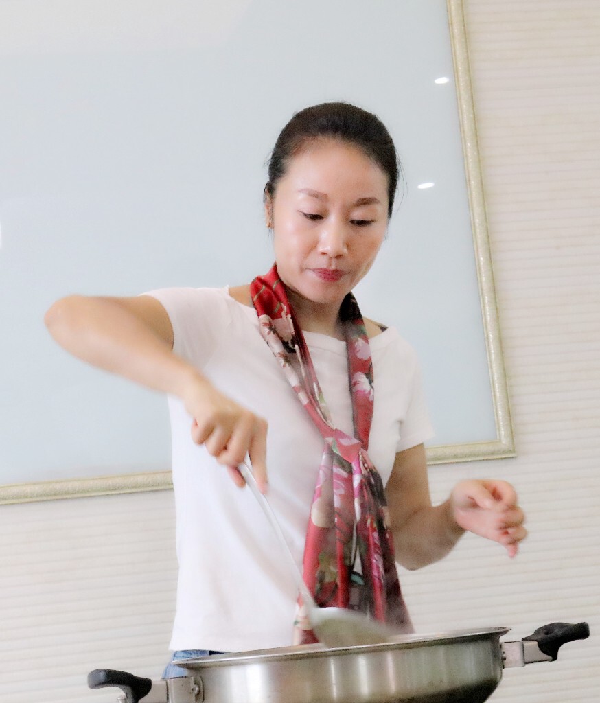 寿星:谢娟,<br />
性别:女<br />
职业:教师<br />
星座:天蝎座<br />
出生:一九七七年十月二十日<br />
天蝎座女:<br />
你看到最角落独自小酌的大美妞?她们永远看起来那么神秘,让人有一探究竟的冲动。<br />
对感情又十分执拗,除非心灰意冷,否则绝不轻易放弃。<br />
属于典型的冷艳美人,她不爱你,你使劲气力,她们也视若泥土。