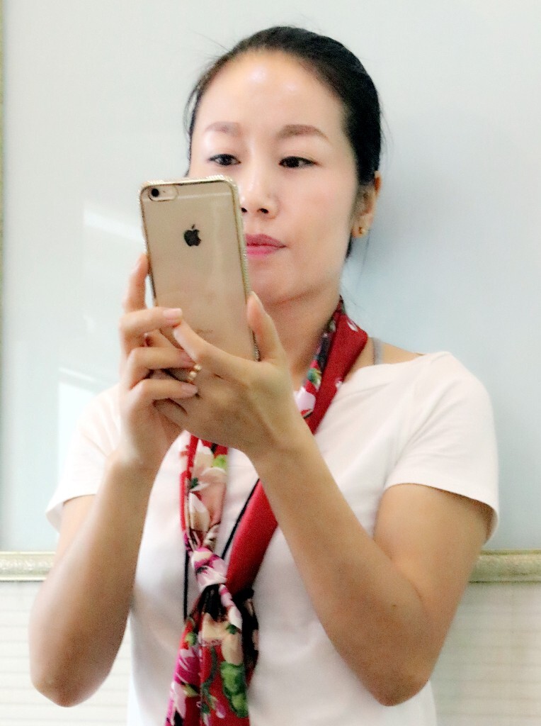 寿星:谢娟,<br />
性别:女<br />
职业:教师<br />
星座:天蝎座<br />
出生:一九七七年十月二十日<br />
天蝎座女:<br />
你看到最角落独自小酌的大美妞?她们永远看起来那么神秘,让人有一探究竟的冲动。<br />
对感情又十分执拗,除非心灰意冷,否则绝不轻易放弃。<br />
属于典型的冷艳美人,她不爱你,你使劲气力,她们也视若泥土。