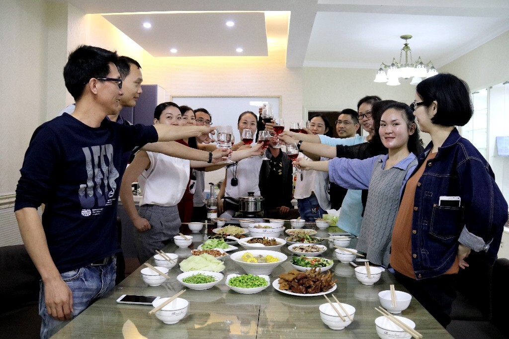 寿星:谢娟,<br />
性别:女<br />
职业:教师<br />
星座:天蝎座<br />
出生:一九七七年十月二十日<br />
天蝎座女:<br />
你看到最角落独自小酌的大美妞?她们永远看起来那么神秘,让人有一探究竟的冲动。<br />
对感情又十分执拗,除非心灰意冷,否则绝不轻易放弃。<br />
属于典型的冷艳美人,她不爱你,你使劲气力,她们也视若泥土。