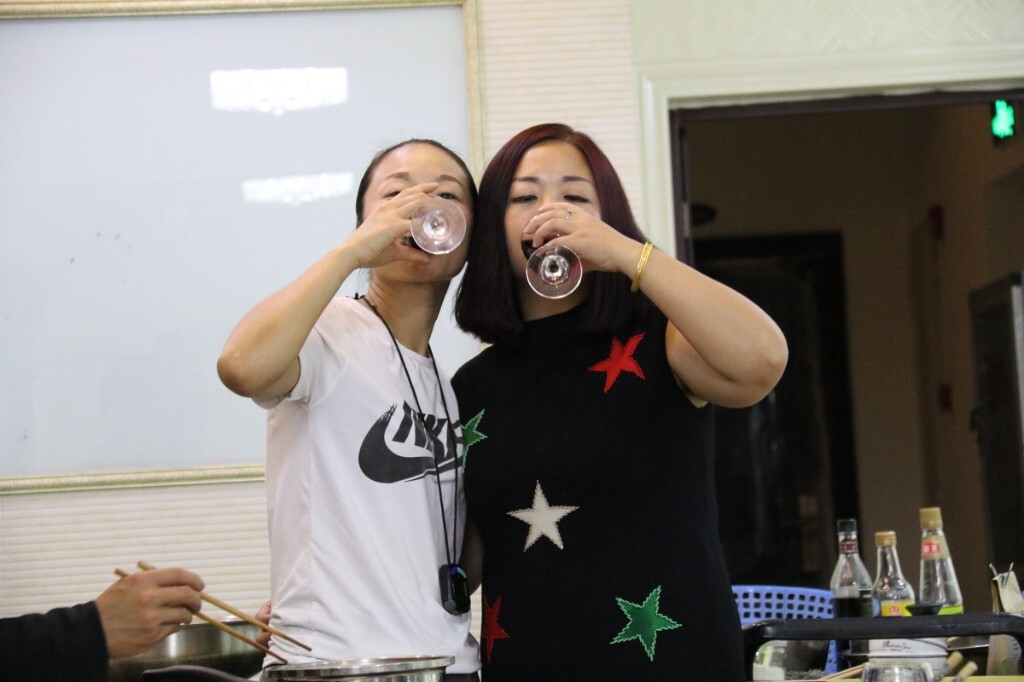寿星:谢娟,<br />
性别:女<br />
职业:教师<br />
星座:天蝎座<br />
出生:一九七七年十月二十日<br />
天蝎座女:<br />
你看到最角落独自小酌的大美妞?她们永远看起来那么神秘,让人有一探究竟的冲动。<br />
对感情又十分执拗,除非心灰意冷,否则绝不轻易放弃。<br />
属于典型的冷艳美人,她不爱你,你使劲气力,她们也视若泥土。