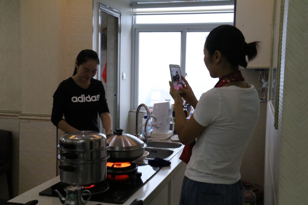 寿星:谢娟,<br />
性别:女<br />
职业:教师<br />
星座:天蝎座<br />
出生:一九七七年十月二十日<br />
天蝎座女:<br />
你看到最角落独自小酌的大美妞?她们永远看起来那么神秘,让人有一探究竟的冲动。<br />
对感情又十分执拗,除非心灰意冷,否则绝不轻易放弃。<br />
属于典型的冷艳美人,她不爱你,你使劲气力,她们也视若泥土。