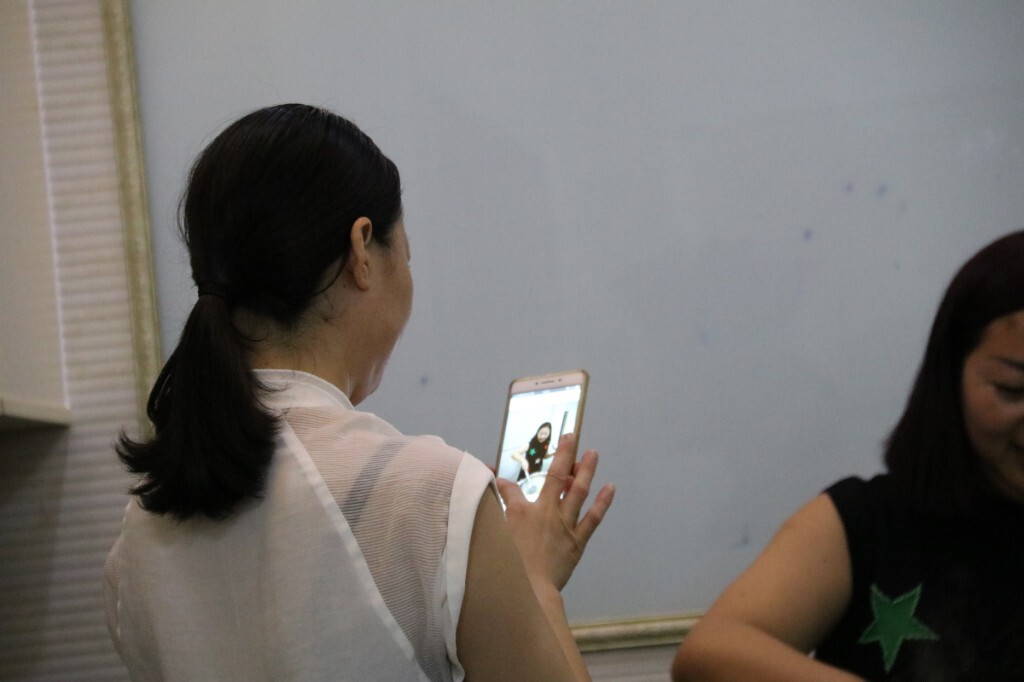 寿星:谢娟,<br />
性别:女<br />
职业:教师<br />
星座:天蝎座<br />
出生:一九七七年十月二十日<br />
天蝎座女:<br />
你看到最角落独自小酌的大美妞?她们永远看起来那么神秘,让人有一探究竟的冲动。<br />
对感情又十分执拗,除非心灰意冷,否则绝不轻易放弃。<br />
属于典型的冷艳美人,她不爱你,你使劲气力,她们也视若泥土。