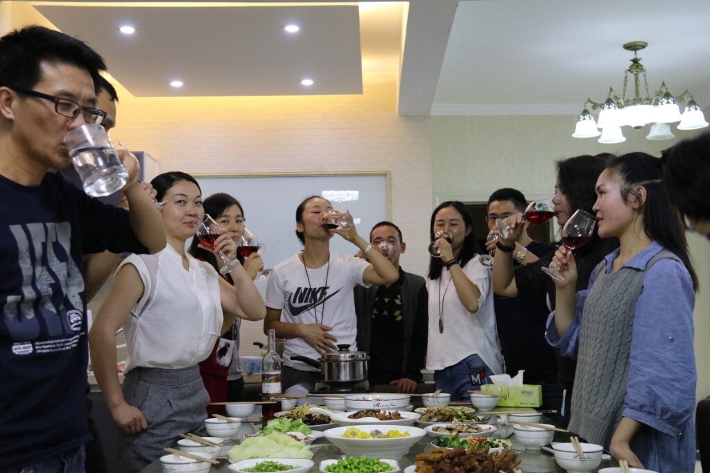 寿星:谢娟,<br />
性别:女<br />
职业:教师<br />
星座:天蝎座<br />
出生:一九七七年十月二十日<br />
天蝎座女:<br />
你看到最角落独自小酌的大美妞?她们永远看起来那么神秘,让人有一探究竟的冲动。<br />
对感情又十分执拗,除非心灰意冷,否则绝不轻易放弃。<br />
属于典型的冷艳美人,她不爱你,你使劲气力,她们也视若泥土。