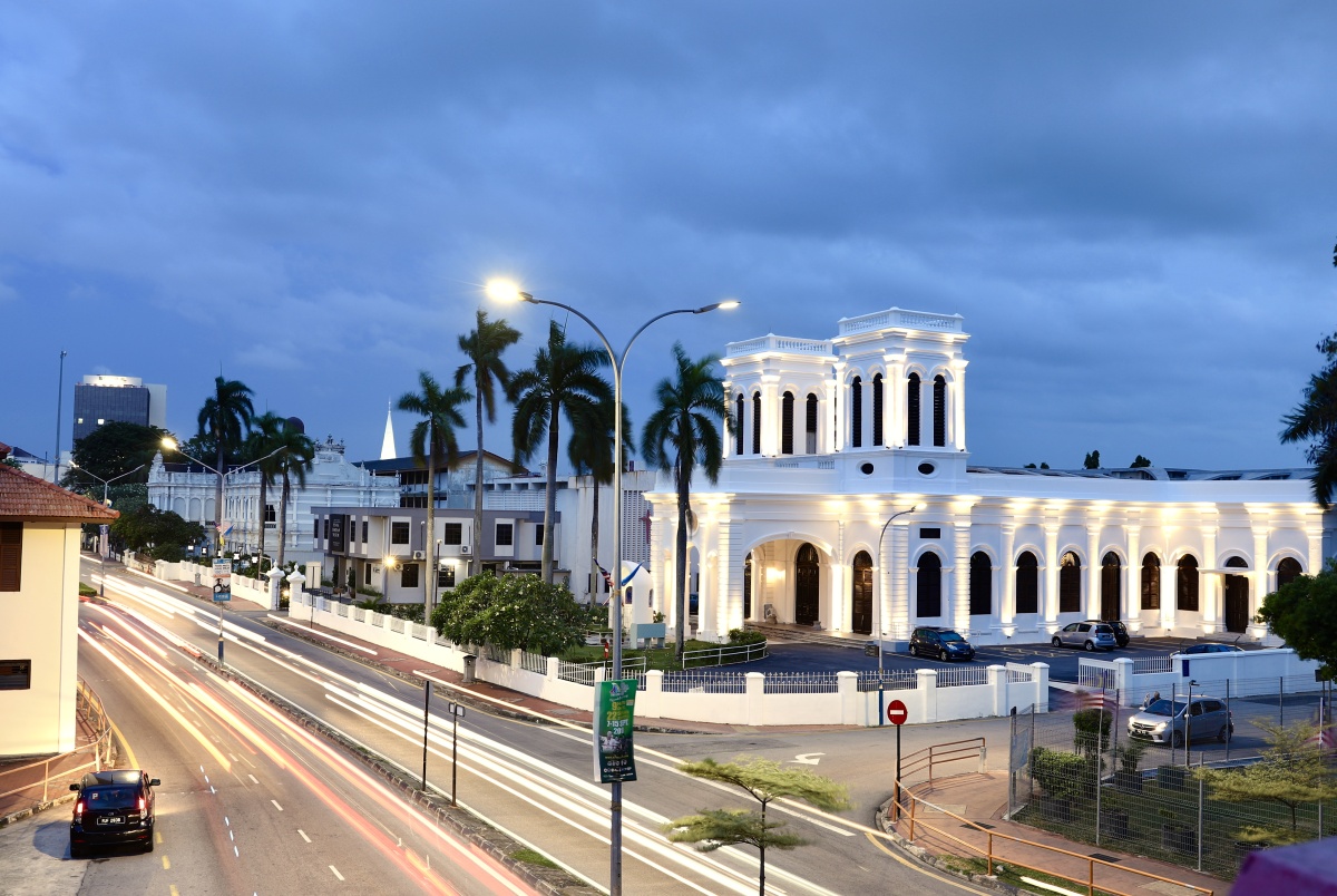 马来西亚乔治城天主教堂及街上的车流.