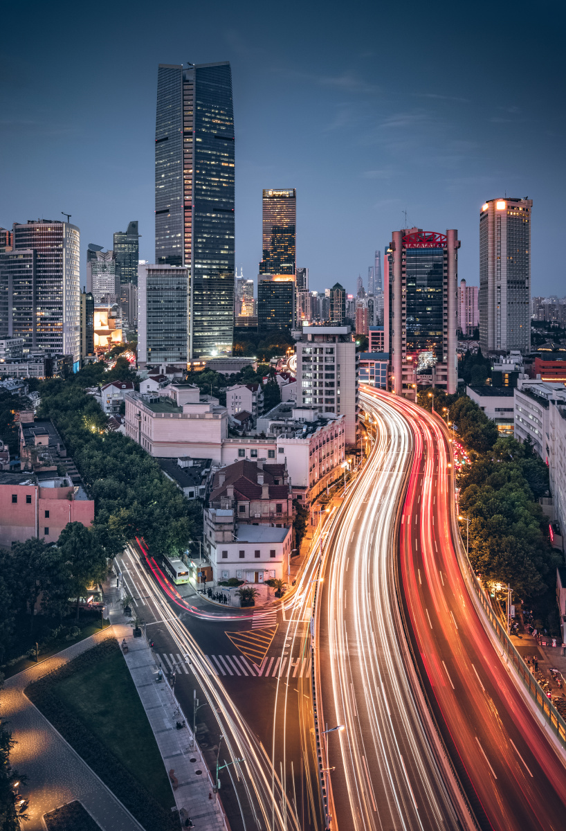 以前从市西中学的教室看延安高架旁的这片高楼现在从楼顶回望当年的