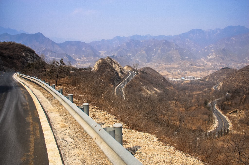 NO 3 《路》<br />
3月11日一次骑行(反爬高崖口),回头看骑过的路总有些成就感。北京周边的路真是越修越好,有时间多出来看看,走走没走过的路,记录她们的变化。
