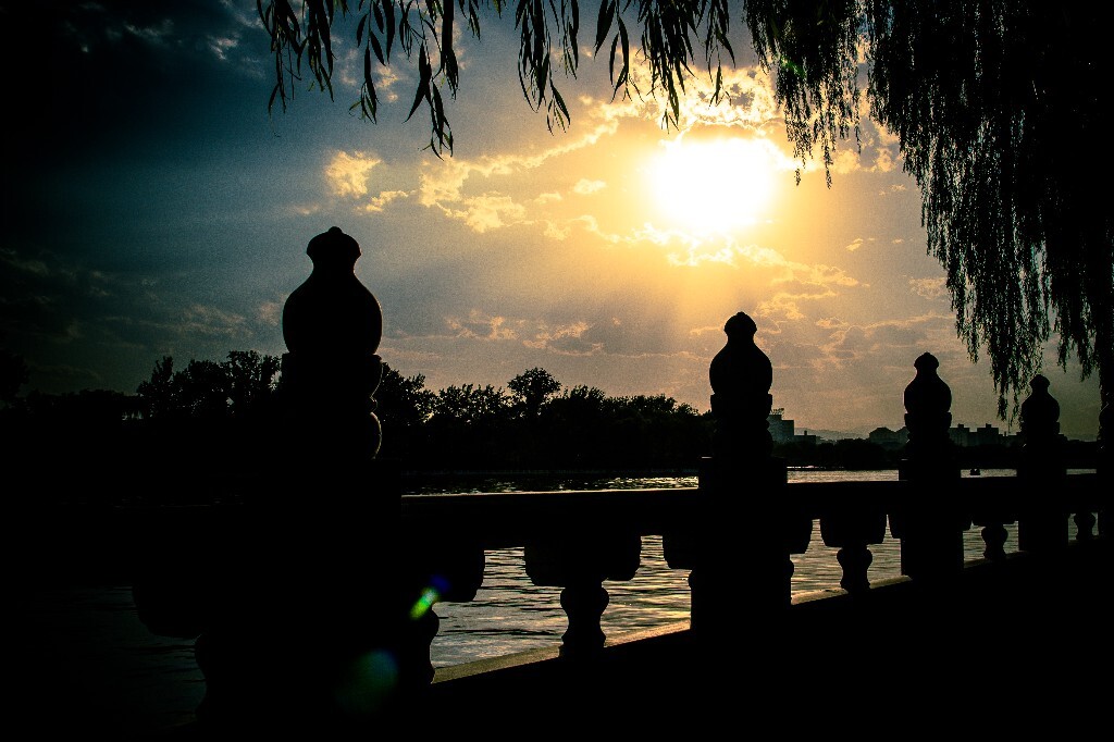 NO 10 《夕阳影》<br />
7月11日,后海的夕阳,散发着耀眼的光芒。温柔的微风,轻轻的抚摸着人们的脸庞。夕阳的余晖洒满了海面,拉长了万物的影子,也拉回了我绵绵的记忆。 今年拍的确实很多,从2月看到7月就选了二十几张。更多照片见网易摄影<a href="http://zhubao315.pp.163.com/" target="_blank" rel="nofollow">http://zhubao315.pp.163.com/</a> 。