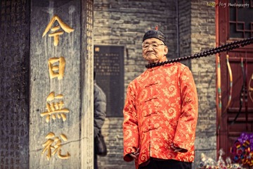 甩佛珠的老人、