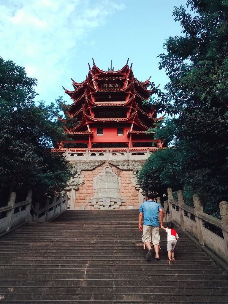 小米2拍摄于德阳钟鼓楼，一位父亲正牵着年幼儿子的小手登高
