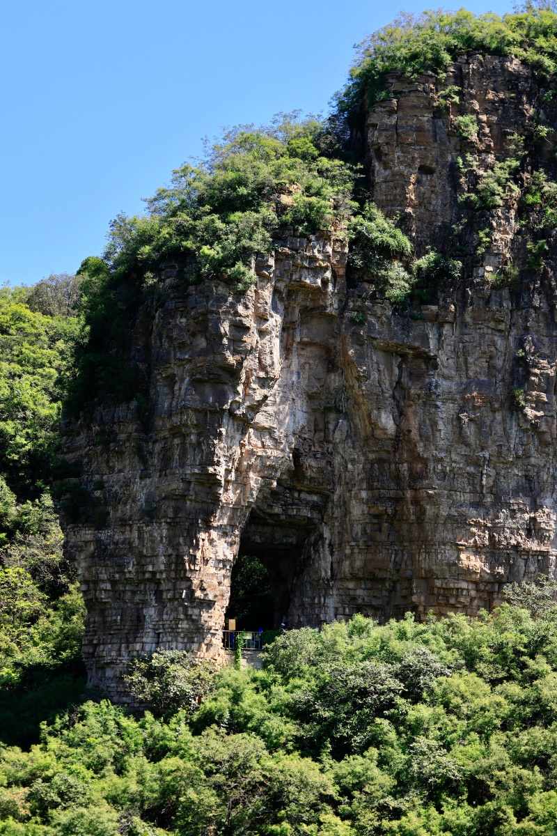 平谷老象峰森林茂密生态多样山上还有一巨大岩石像一头鼻子饮水的巨象