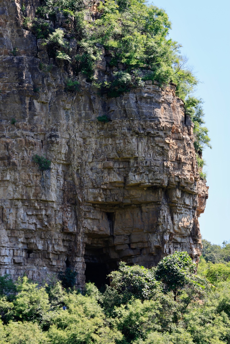 平谷老象峰森林茂密生态多样山上还有一巨大岩石像一头鼻子饮水的巨象
