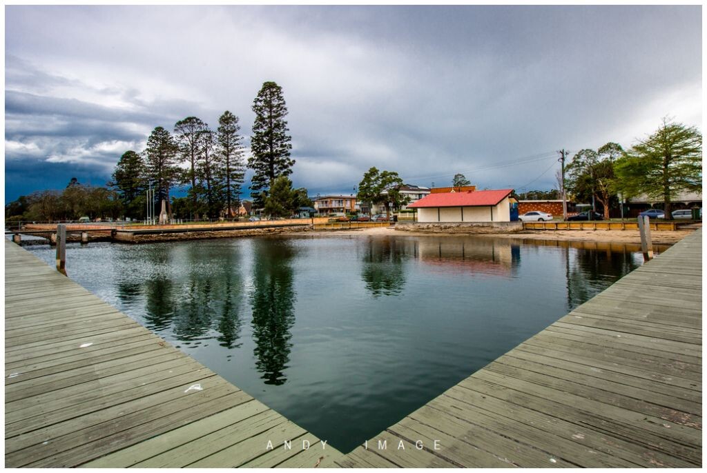 Central Coast是距离悉尼80公里左右的地方，叫做中部海岸。它由Gosford、Woy Woy、Terrigal、Avoca Beach、The Entrance等海边小镇组成，景色非常漂亮。Woy Woy是一个居住环境相当舒适的小镇，很多在悉尼工作的老人退休后都喜欢来此，买个海边小屋来享受晚年生活，十分惬意。<br />
<br />
