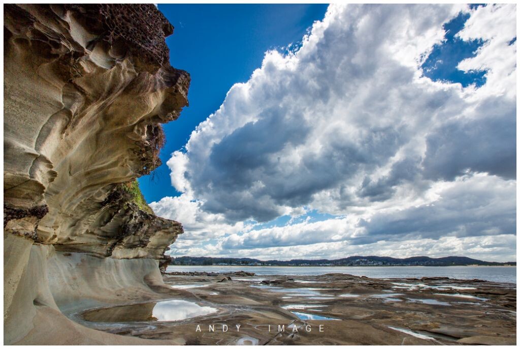 Central Coast是距离悉尼80公里左右的地方，叫做中部海岸。它由Gosford、Woy Woy、Terrigal、Avoca Beach、The Entrance等海边小镇组成，景色非常漂亮。Terrigal有一个相当长的海滩，每逢节假日，这里总是坐满了游人，尽情地享受阳光、美食和美景，年轻人则喜欢玩刺激的冲浪运动，小朋友在沙滩上时而追逐，时而玩着白沙。<br />
<br />
