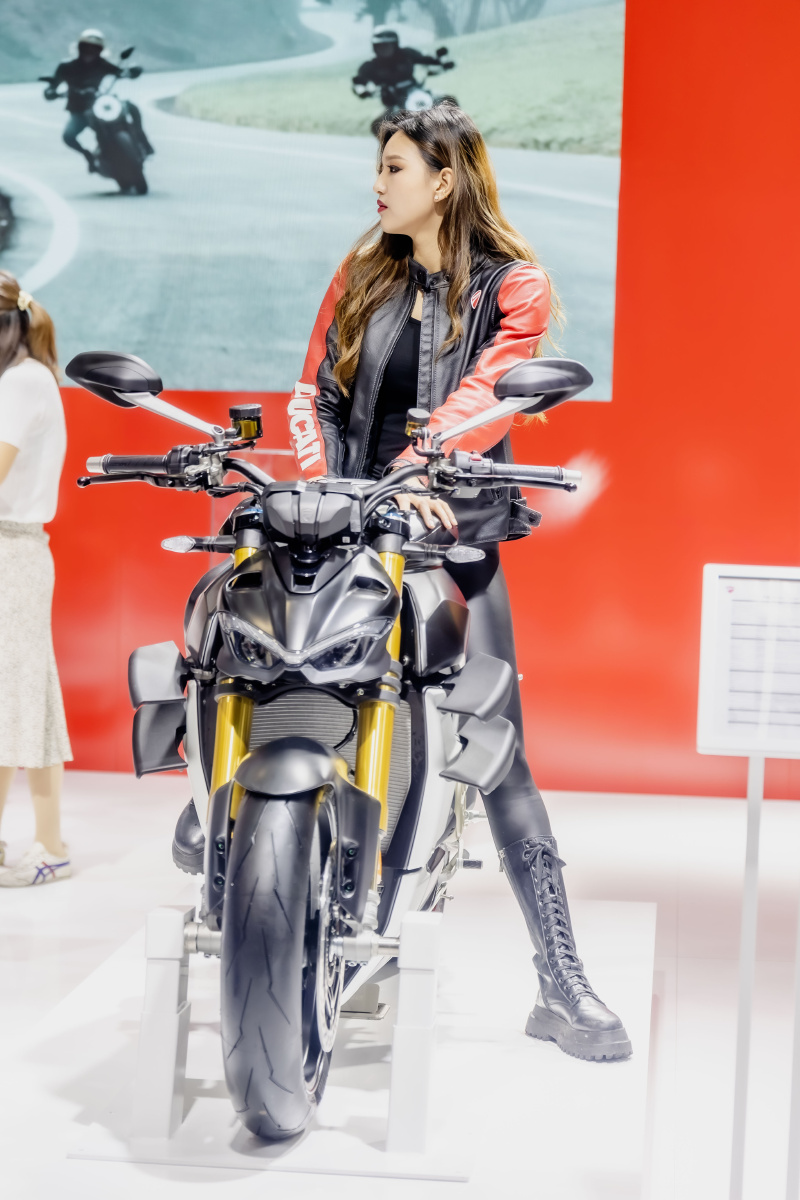 机车女郎帅气炫酷