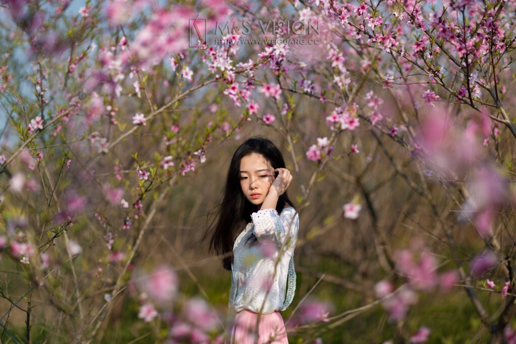摄影:阿木~,大山<br />
彩妆:本本<br />
后期:阿木~<br />
麻豆:小雪<br />
设备:佳能5D Mark III、 EF 35MM F/1.4L II USM、EF 85mm f/1.2 L II USM、神牛AD600