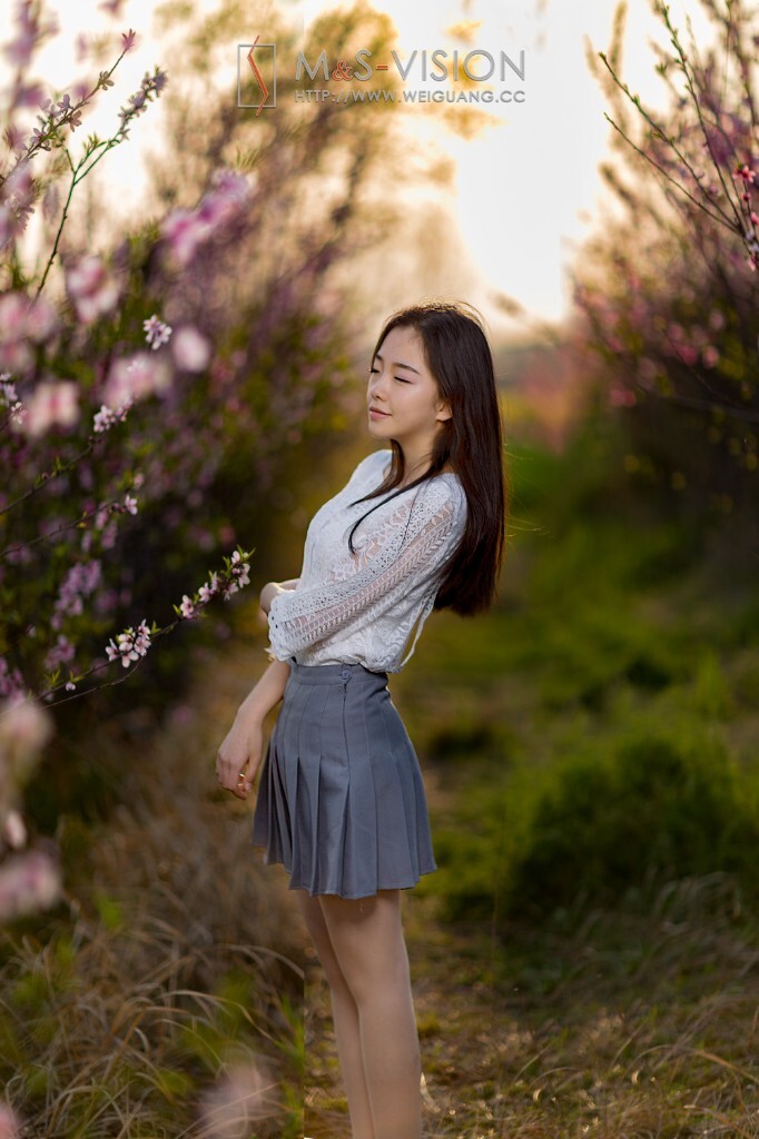 摄影:阿木~,大山<br />
彩妆:本本<br />
后期:阿木~<br />
麻豆:小雪<br />
设备:佳能5D Mark III、 EF 35MM F/1.4L II USM、EF 85mm f/1.2 L II USM、神牛AD600