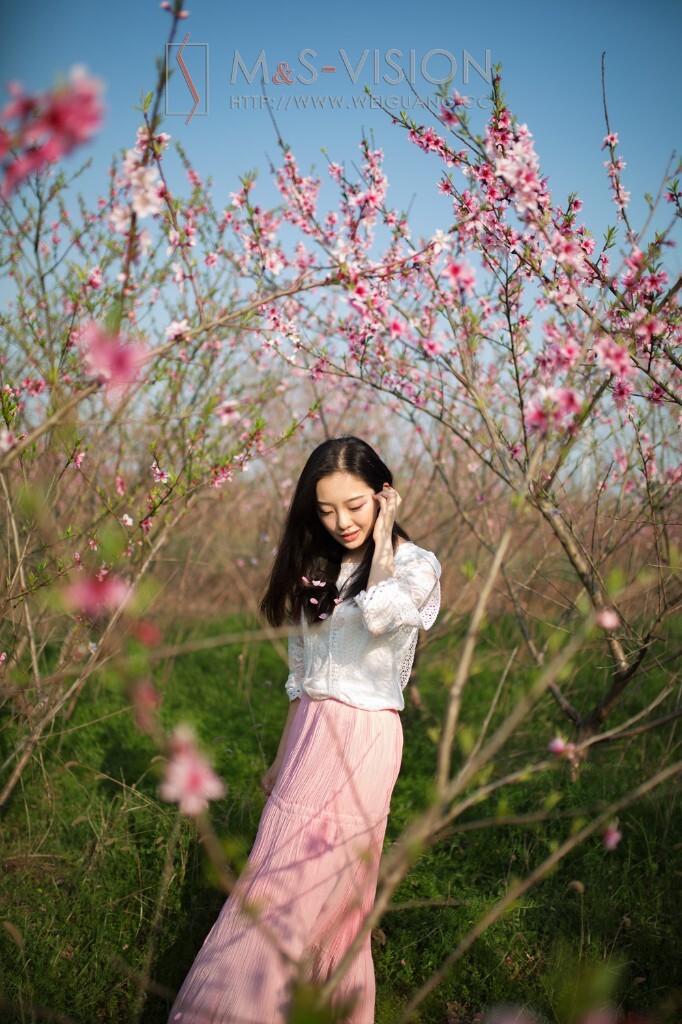 摄影:阿木~,大山<br />
彩妆:本本<br />
后期:阿木~<br />
麻豆:小雪<br />
设备:佳能5D Mark III、 EF 35MM F/1.4L II USM、EF 85mm f/1.2 L II USM、神牛AD600