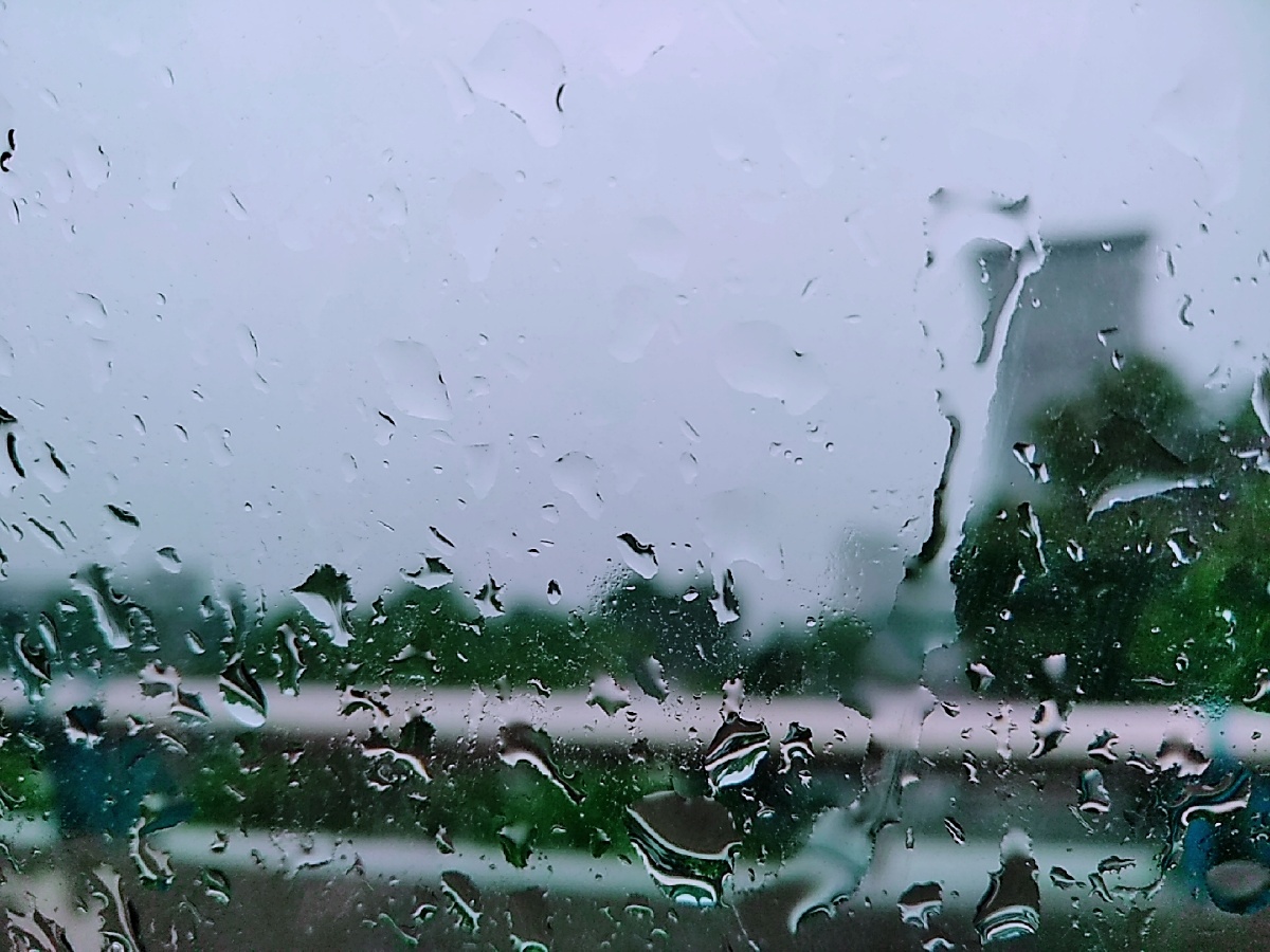 窗外的雨