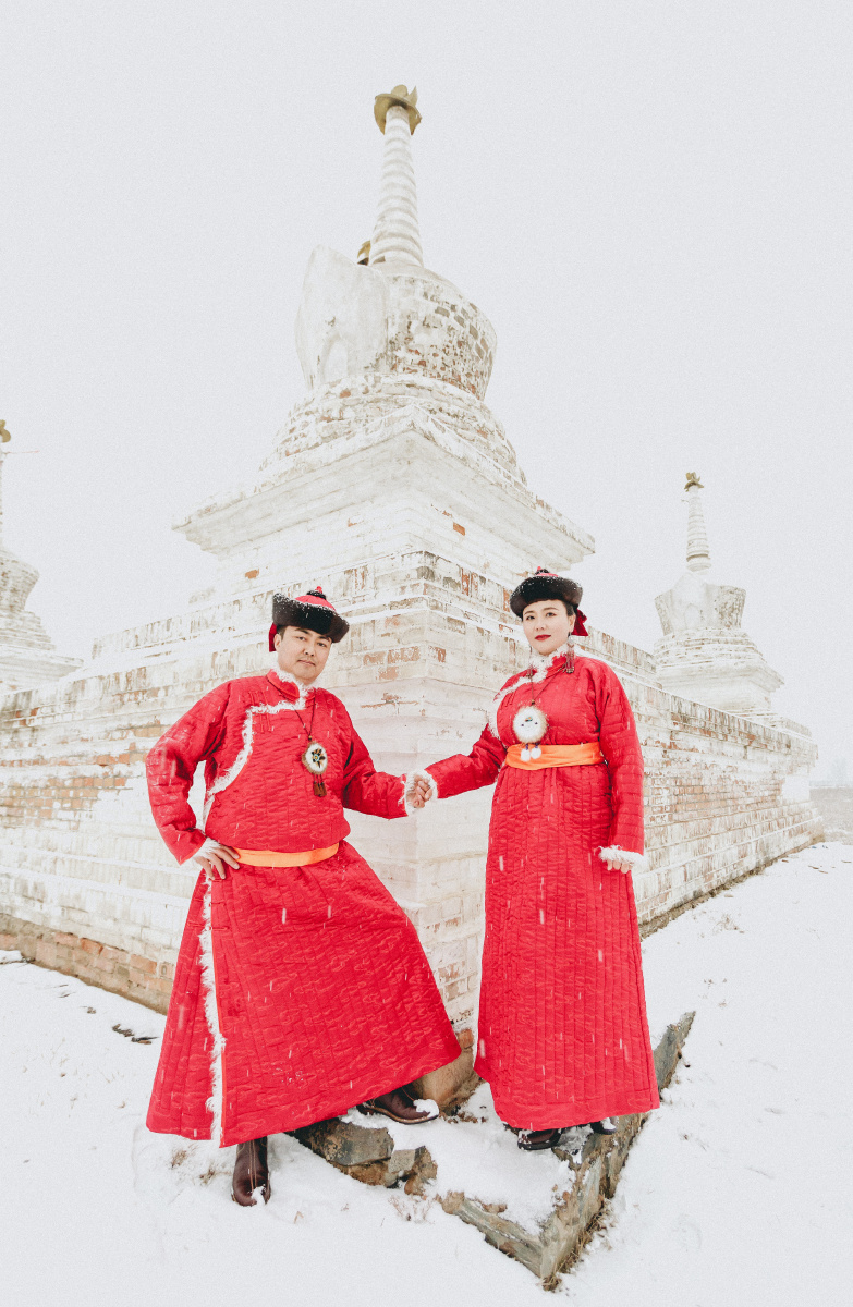 雪中蒙古情侣