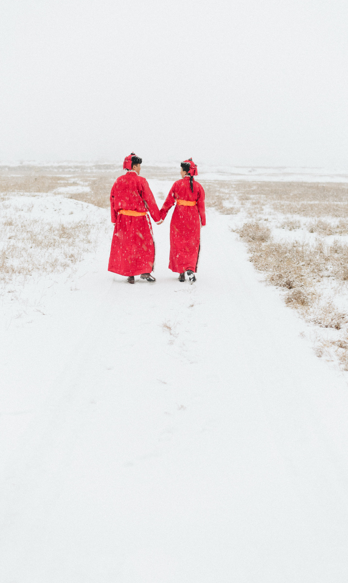 雪中蒙古情侣