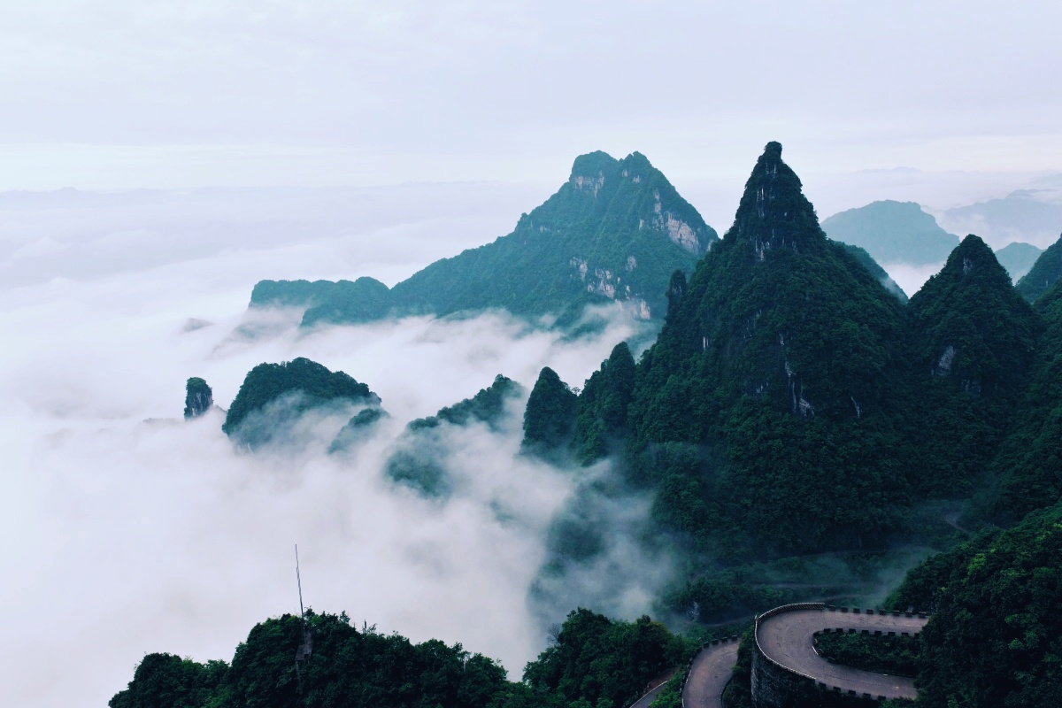 雾锁奇峰场景天门山