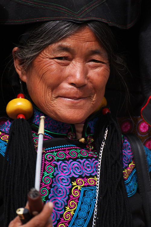 这是在泸沽湖往北不远的小县城永宁县拍摄的一组少数民族老人的图片