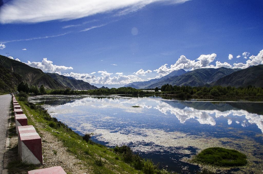 川藏线上某湿地，离拉萨很近。叫啥我也不知道。。
