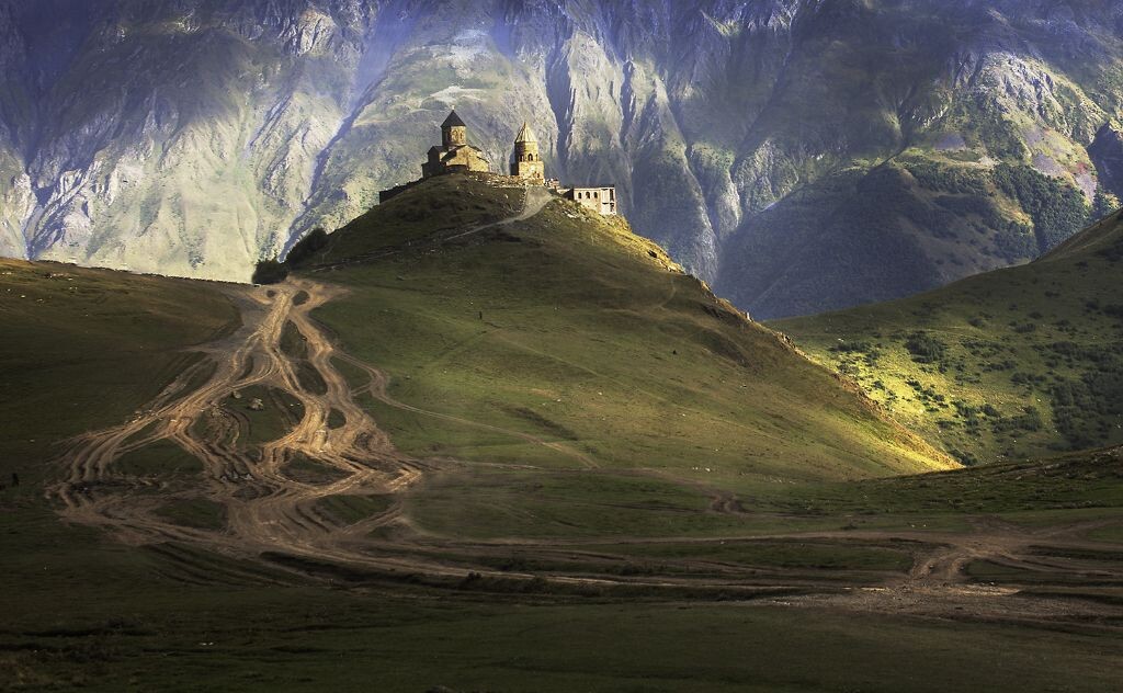 kazebegi的Gergeti Trinity Church是格鲁吉亚的地标之一，沿着小径走2小时上山，远远地看到教堂孤独地伫立在远方～