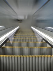 Please stand firm and hold the handrail.