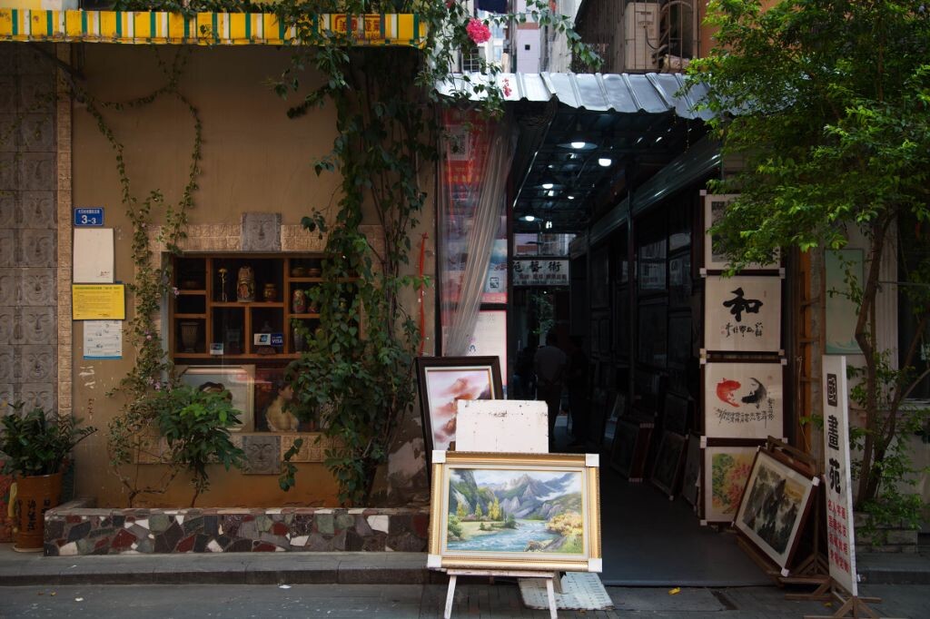别有洞天。一条小巷，进去后才发现却是简易工作室和展厅。
