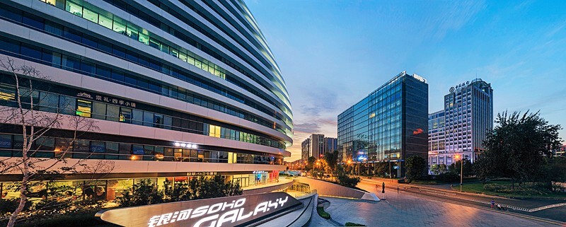 9月,又一次来到了银河soho。由于受不了横平竖直的诱惑,在国内严重缺货的情况下,请人从外地买了17移轴,第一次试拍。