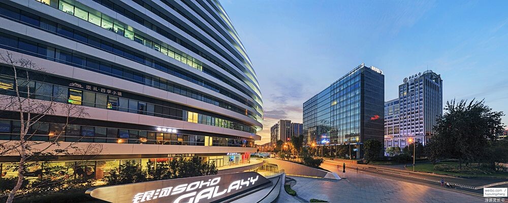蛰伏已过，恰是中秋。月夜很美，晚霞更是先夺了绚烂；城市很美，SOHO亦是鹤立其中
