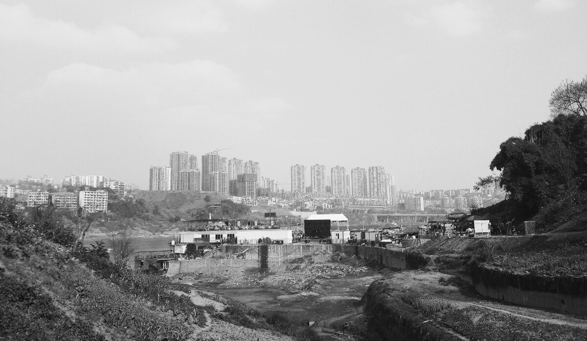 我站在桥上 | 近处有嘉陵江流过的水流声 | 远处是摇滚乐队的演出 | 我在想更远的地方 那排房子还能不能听见这些声音 |