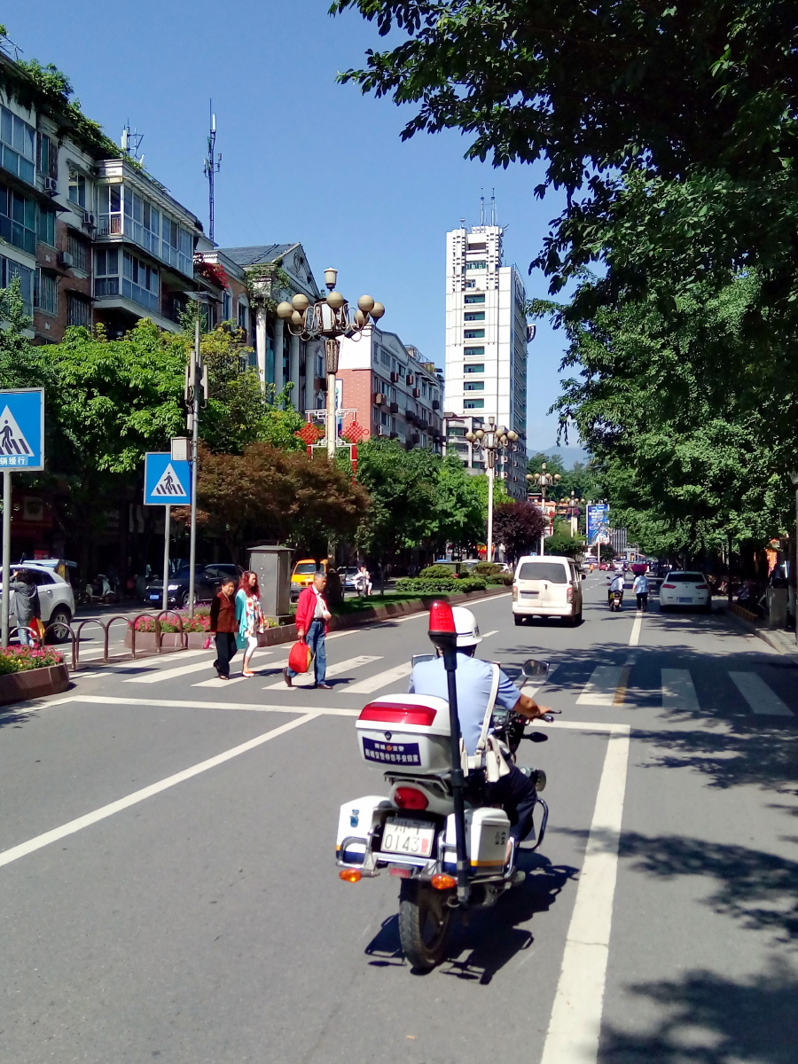 手机摄于雅安市雨城区 羌江南路