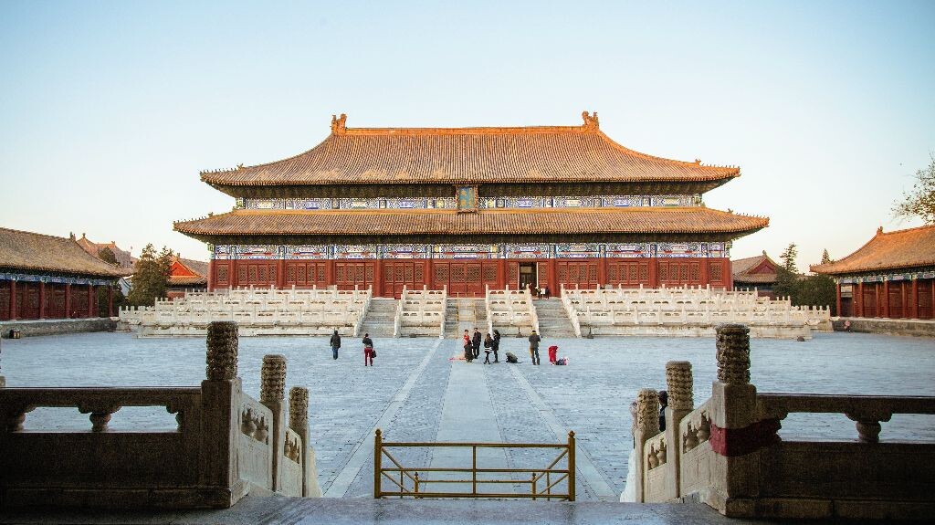 北京、太庙。曾经无比神圣的禁地，如今成为了新人拍摄婚纱的场景。王朝的远去，早已经是无可奈何，正如这初冬的天气。如今能够见证这无数的新人甜蜜的走向新生活，或许更是太庙的幸事。如此而已。