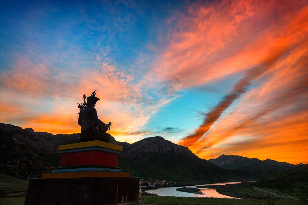 青海玉树觉拉乡的觉拉寺。当我看到红霞时,我心中明白,这美妙的光影是佛菩萨加持所致。画中菩萨剪影是莲花生大师莲花生大师,是阿弥陀佛、观世音菩萨、释迦牟尼如来,身口意三密之金刚应化身。很多经典中记载,释迦佛在世时就授记过以后为莲花生大士的应世。常常念诵莲花生大士的心咒可以消除灾难、延寿、去除魔难等等殊盛功德。<br />
嗡阿吽,班杂咕噜,贝玛悉地吽! 莲花生大士咒的功德利益是:“我祈请修行者,金刚上师,莲花生大士,以修行者的加持力赐给读者一般和无上的成就。”