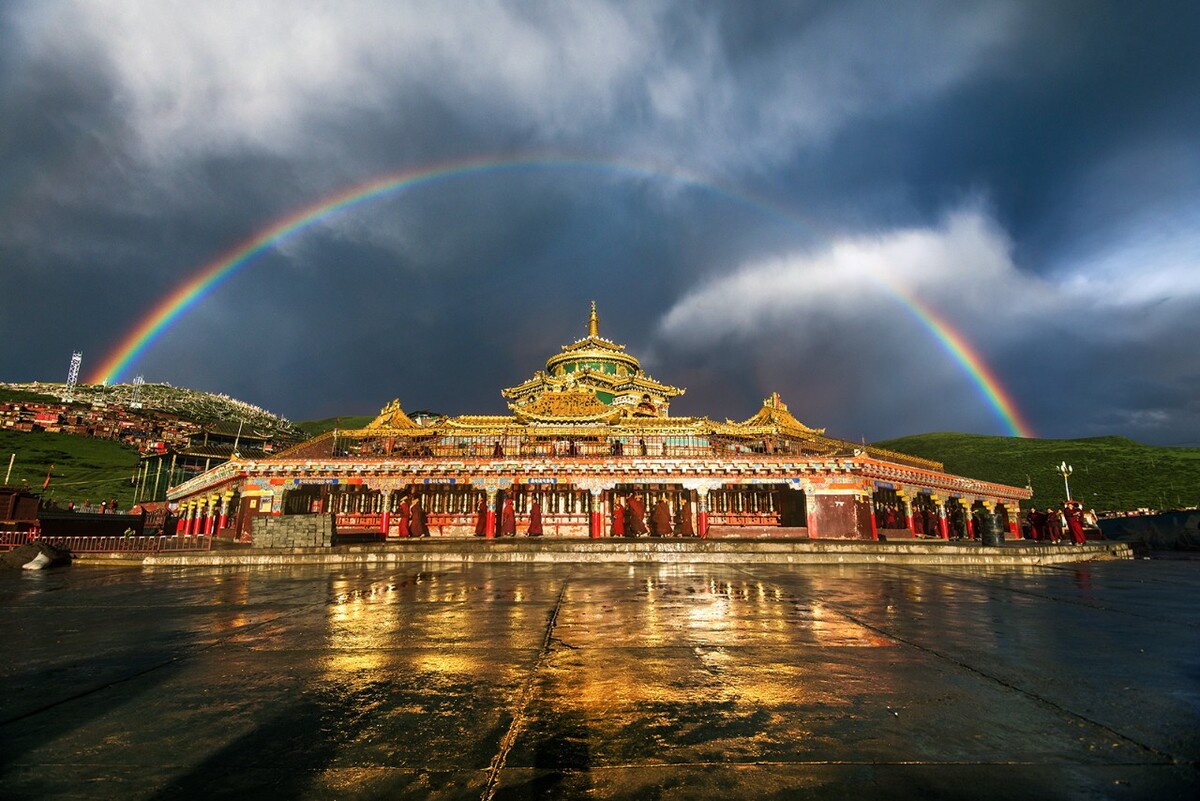 六月初二是色达一位高僧大德圆寂之日，原本太阳都落山了，我们也刚回到宾馆就餐。。。西边突现异象，猛然暴雨，过后，天空放晴，天空出现双彩虹。。。。。。等我到达转经塔这边时，虽然只有单彩虹了，还是让人大大的惊喜一番。拍下了这十分难得的景象。