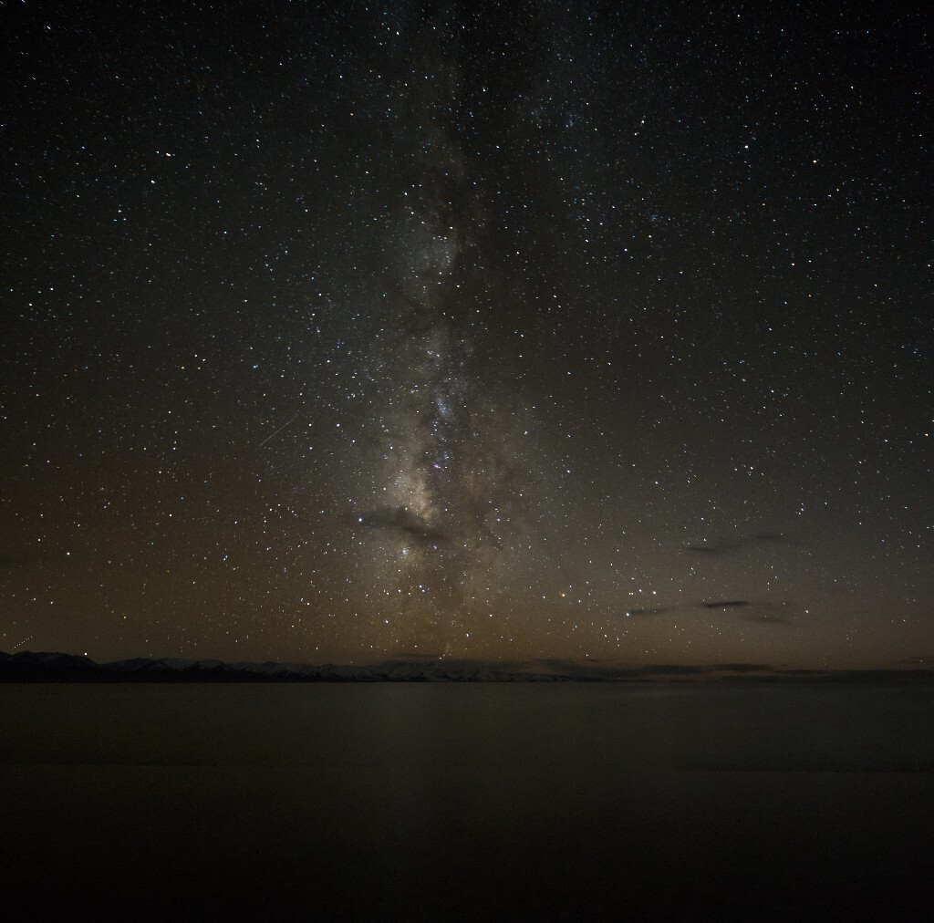 《星汉灿烂》<br />
纳木错之夜,美到窒息,远处那念青唐古拉山日夜守护着他的爱人纳木错。