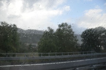 这边风雨，哪边晴。