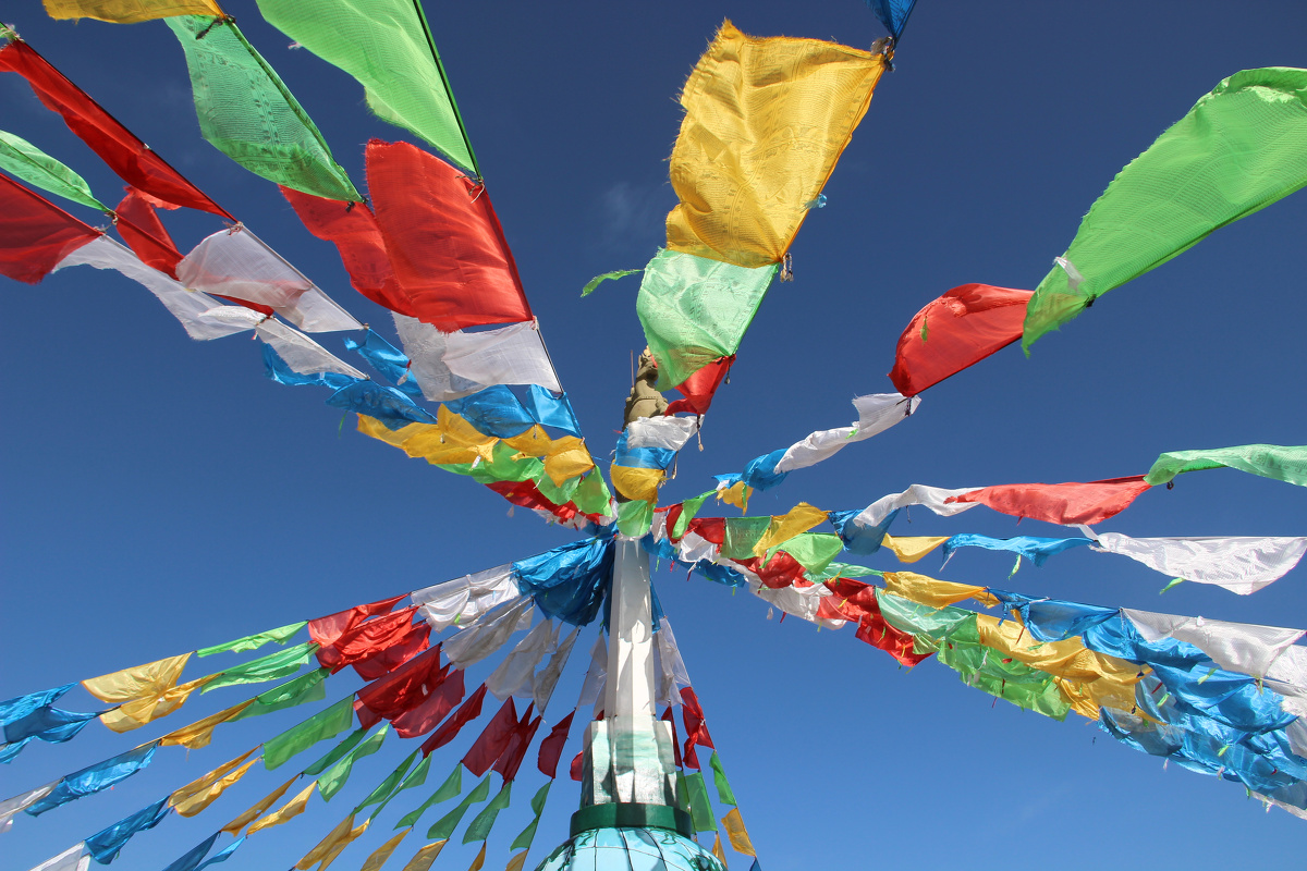 青海湖上的五彩经幡