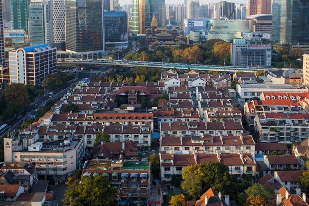 华山路229—293 号大胜胡同，始建于1912年，为上海著名的大型里弄住宅群，基地面积2575亩，建筑面积43417平方米。有三层朝南向砖木结构房屋116幢，另有汽车间21间，外墙为拉毛饰面；窗口等部位镶拼清水红砖边饰，为装饰艺术派手法。其中，华山路263弄一幢英国古典式花园住宅，原系北京神父德拉蒙德的住宅，因北京称里弄为胡同，故取名为大胜胡同。在上海近万弄堂中，叫“胡同”的仅10处左右，大胜胡同是最早之一条引人注目的弄堂。